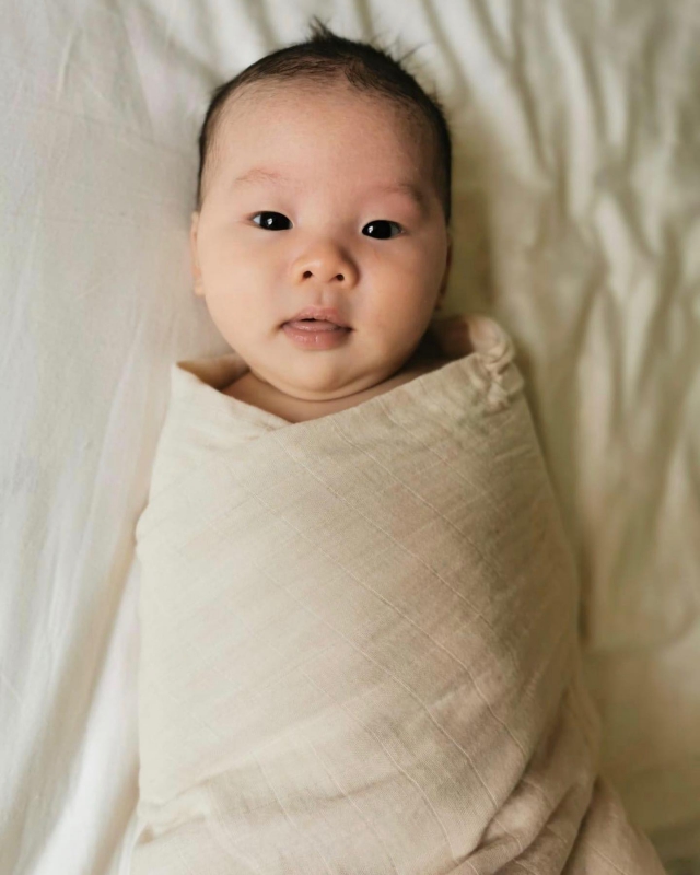 Our Swaddles are made from the softest 100% organic Primary cotton. Swaddling your baby can resemble the mother's womb and help soothe your newborn baby. When done correctly, swaddling can be an effective technique to help calm infants and promote sleep.