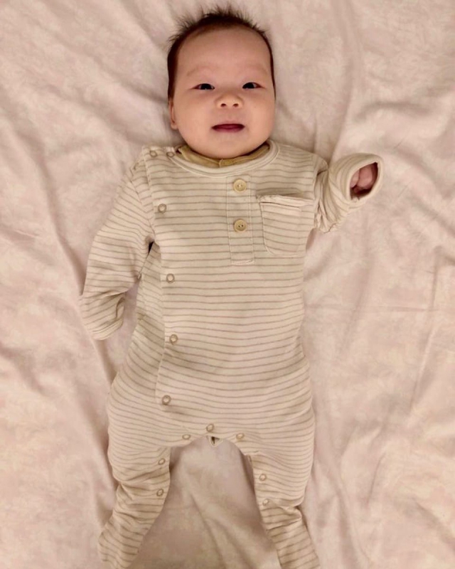 Our Friday Baby Jay wearing @thepetitsoldier Sleepsuit. As the weather enters the winter season, our 210 GSM Organic Primary Cotton Sleepsuits are perfect for a great nights sleep #petitsoldier #petitsoldierhk #petitsoldierlondon #organiccotton #organicbaby #primaryorganicbaby #organicbabyclothes #newborn #thepeitisoldier #thepetitsoldierhk #thepetitsoldierbaby